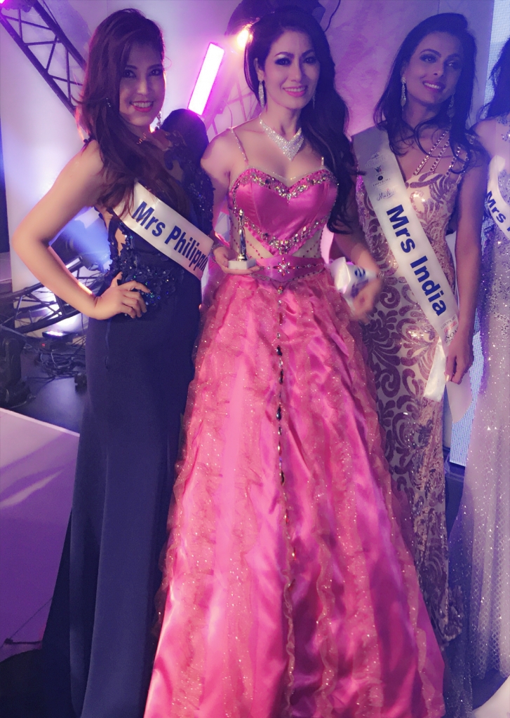 chinh chien tai nam phi hoa hau quy ba thu hanh lot top 12 mrs world 2017