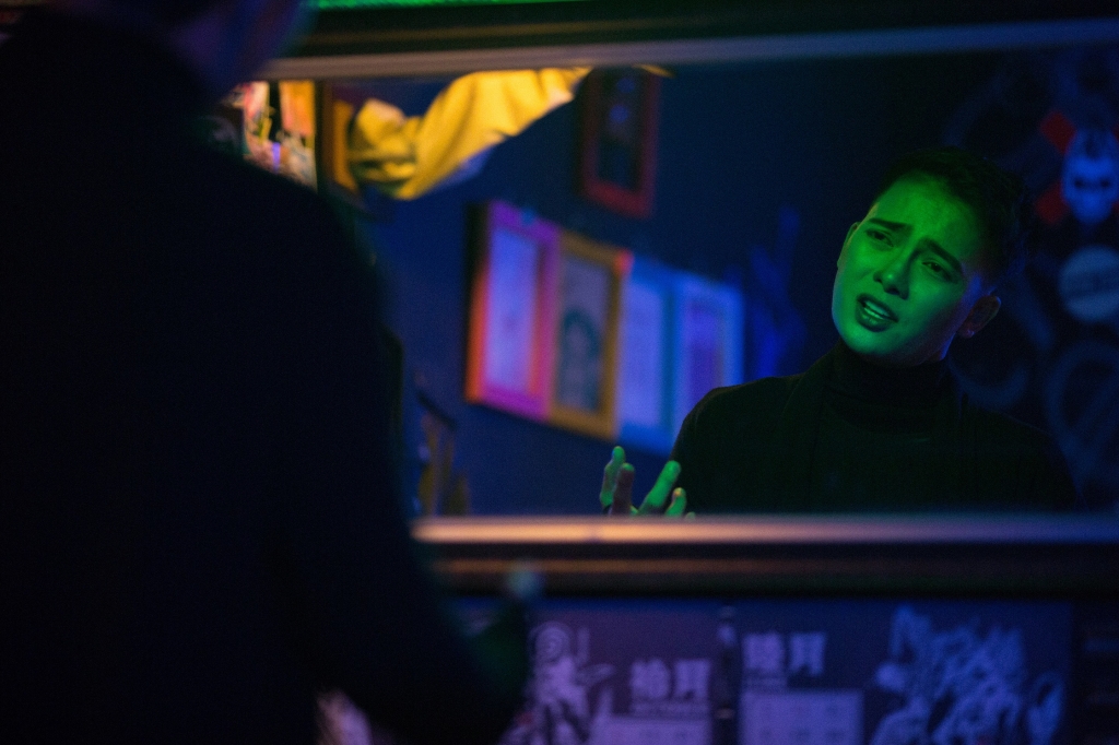 bat ngo voi su lot xac cua hoang tu buon dang tuan phuong trong mv moi