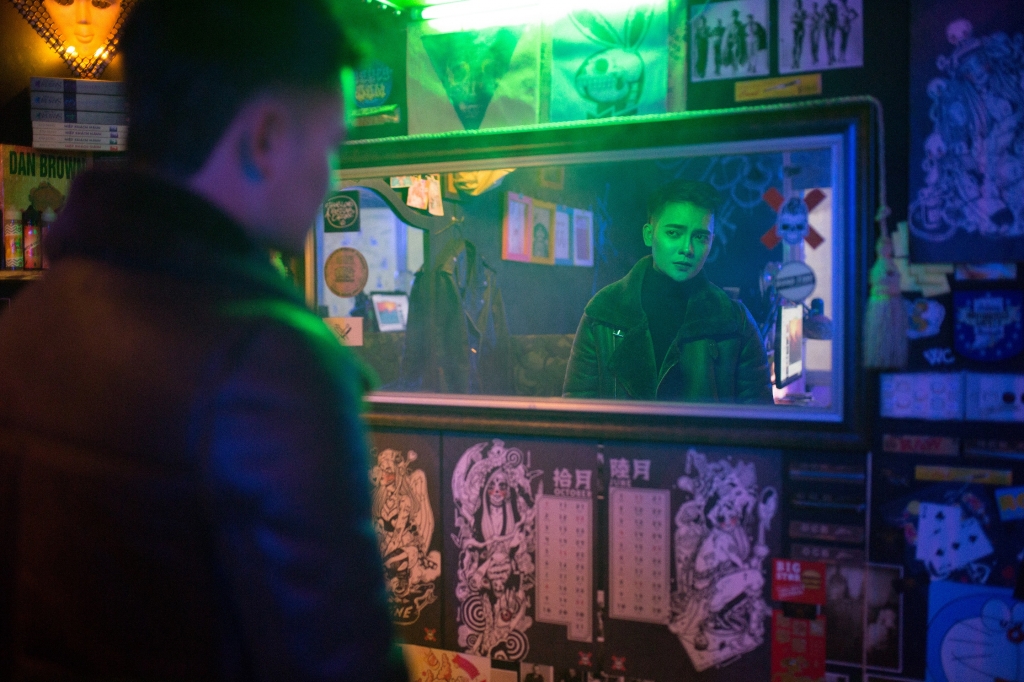 bat ngo voi su lot xac cua hoang tu buon dang tuan phuong trong mv moi