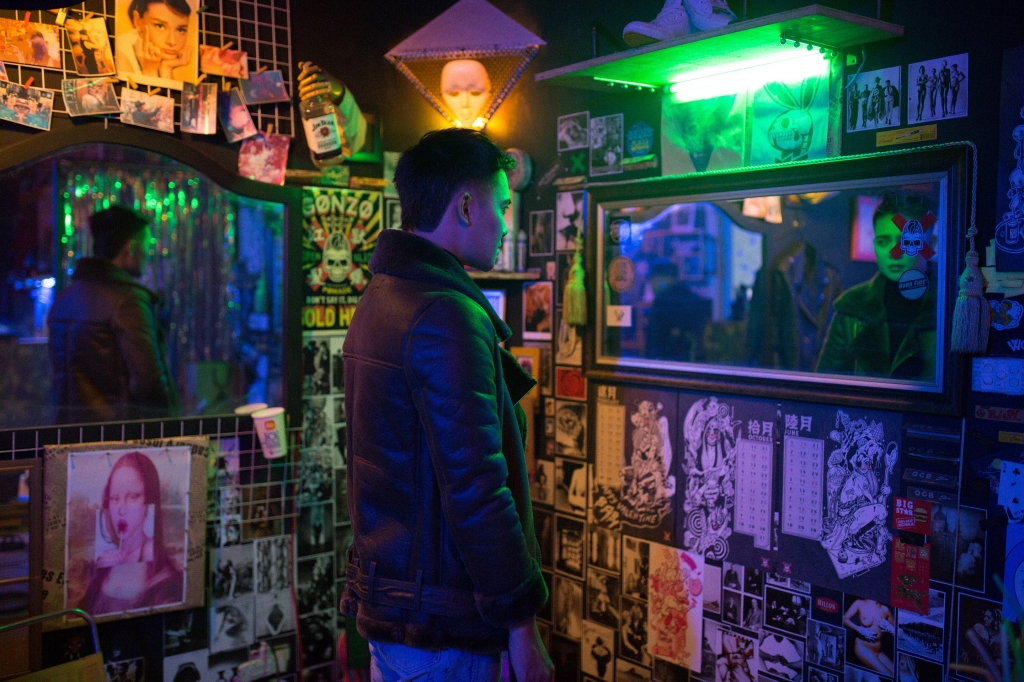 bat ngo voi su lot xac cua hoang tu buon dang tuan phuong trong mv moi