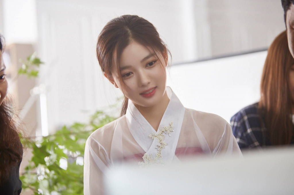 kim yoo jung len tieng ve ly do bo thi dai hoc