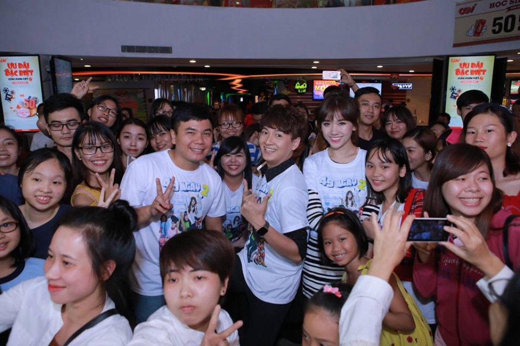 hari won ra ng ro giao luu cu ng nguo i ham mo