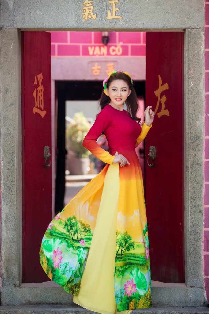 hoa hau nguyen kim nhung dien ao dai trang nha van vo cung goi cam