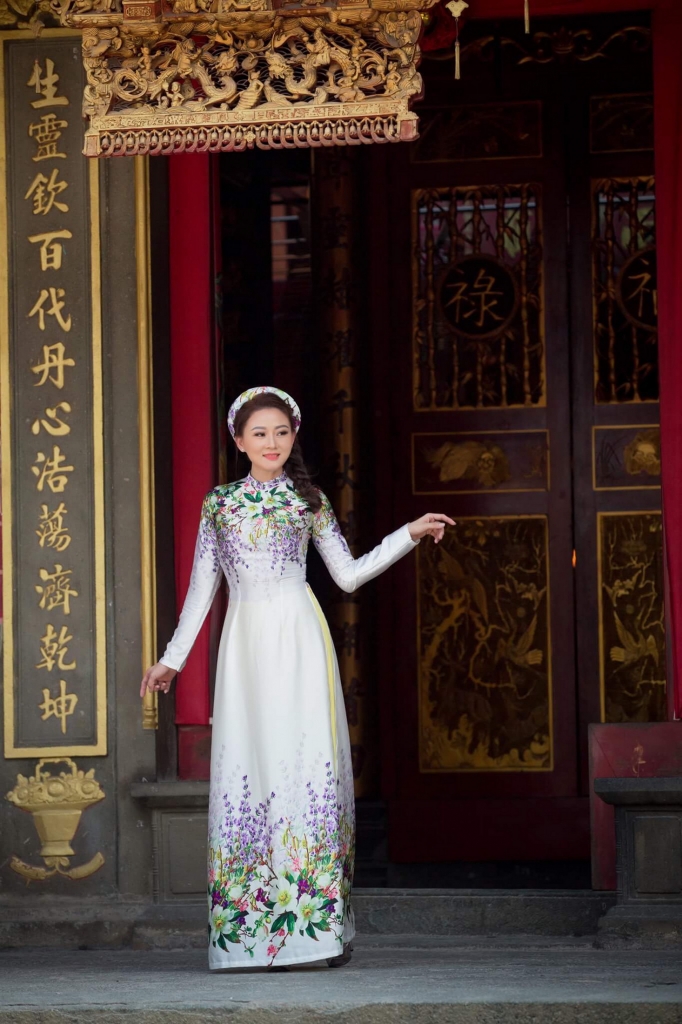 hoa hau nguyen kim nhung dien ao dai trang nha van vo cung goi cam