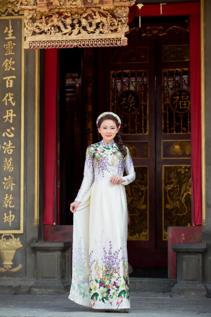 hoa hau nguyen kim nhung dien ao dai trang nha van vo cung goi cam