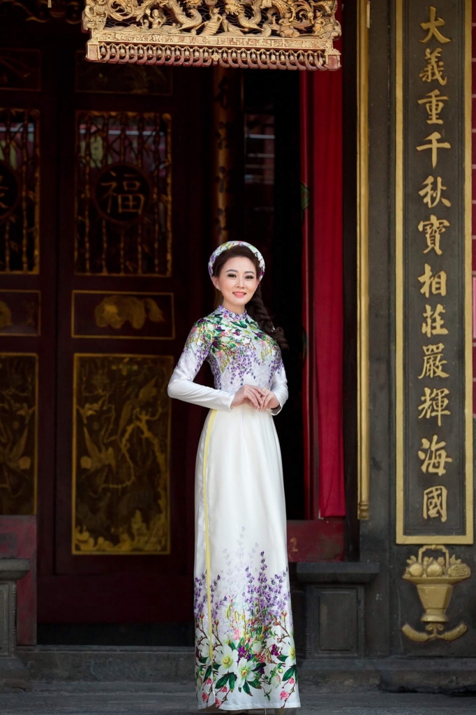 hoa hau nguyen kim nhung dien ao dai trang nha van vo cung goi cam