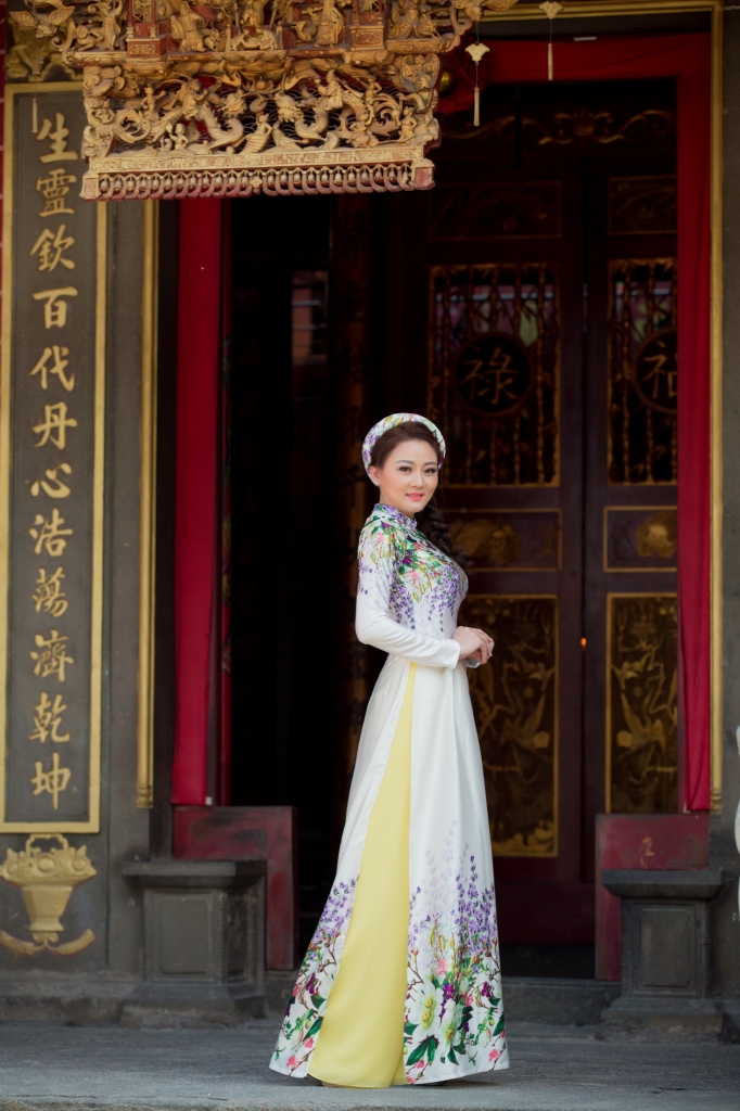 hoa hau nguyen kim nhung dien ao dai trang nha van vo cung goi cam