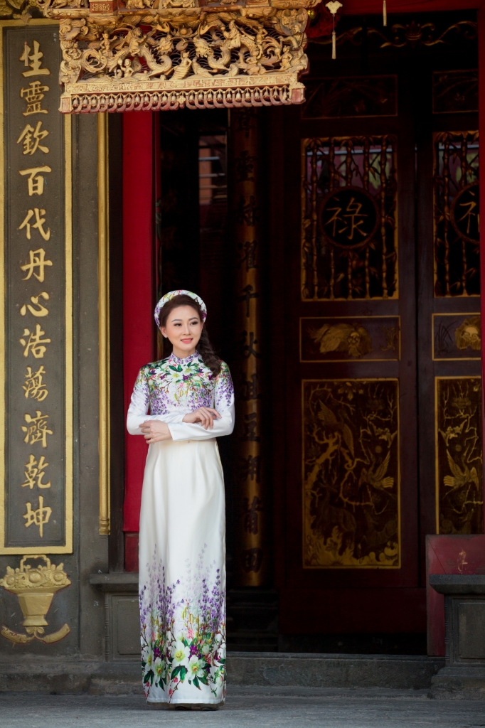 hoa hau nguyen kim nhung dien ao dai trang nha van vo cung goi cam