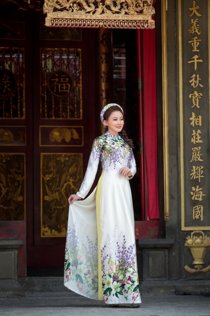 hoa hau nguyen kim nhung dien ao dai trang nha van vo cung goi cam