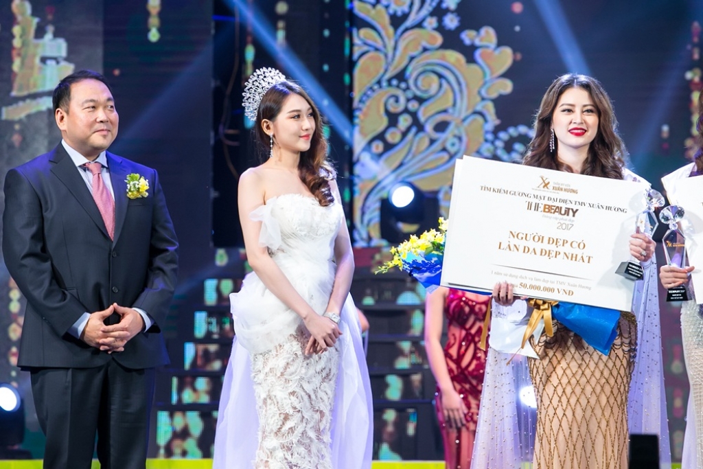 hoa hau hoang kim xuat hien rang ro lan dau lam giam khao tai cuoc thi nhan sac