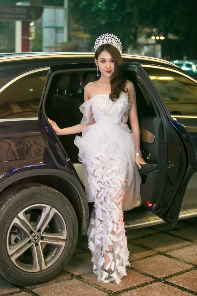 hoa hau hoang kim xuat hien rang ro lan dau lam giam khao tai cuoc thi nhan sac