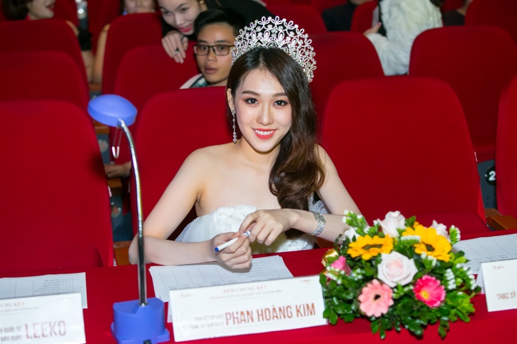 hoa hau hoang kim xuat hien rang ro lan dau lam giam khao tai cuoc thi nhan sac