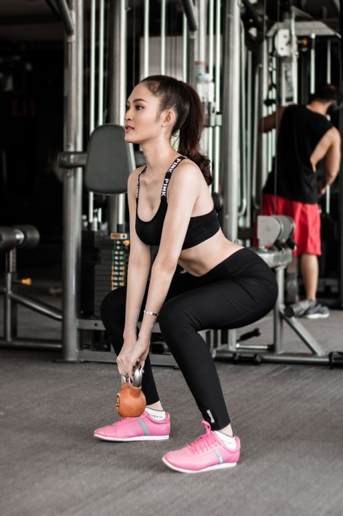 hoa hau bui nhu y khoe eo con kien trong trang phuc the thao