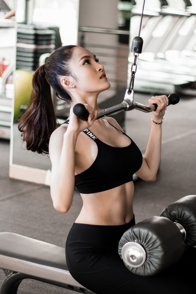 hoa hau bui nhu y khoe eo con kien trong trang phuc the thao