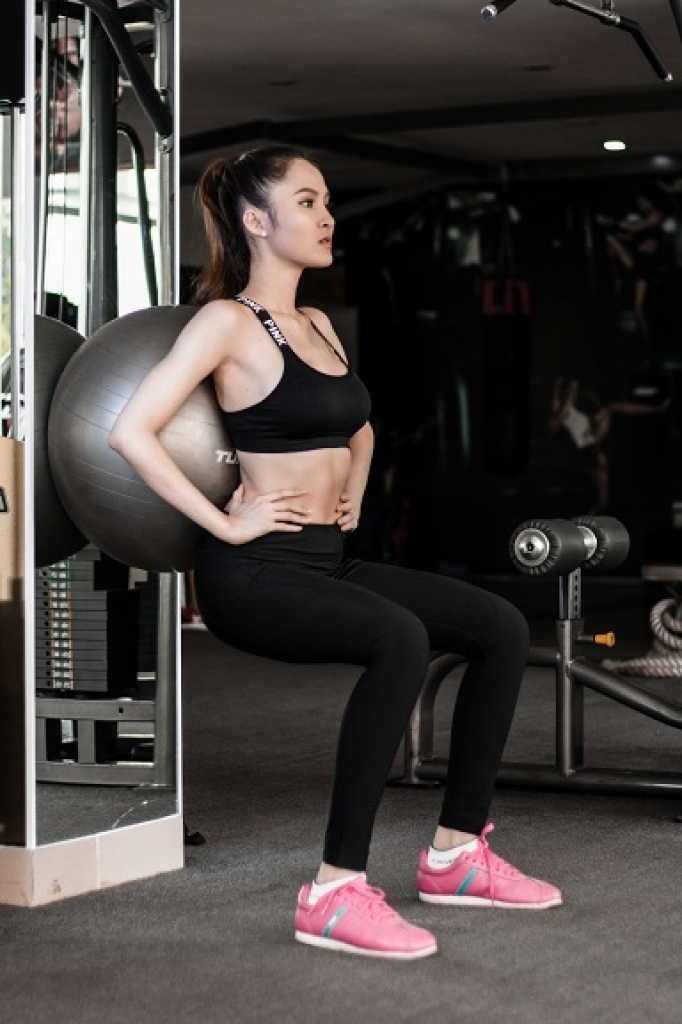 hoa hau bui nhu y khoe eo con kien trong trang phuc the thao