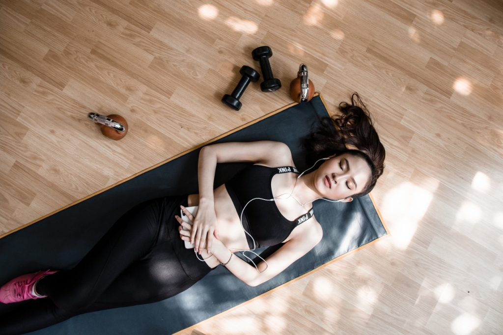 hoa hau bui nhu y khoe eo con kien trong trang phuc the thao