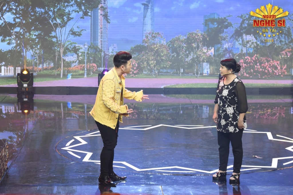 mang scandal showbiz len san khau akira phan gianh hang 3 nguoi nghe si da tai