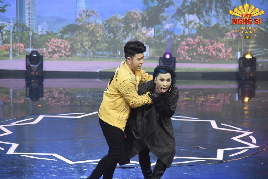mang scandal showbiz len san khau akira phan gianh hang 3 nguoi nghe si da tai