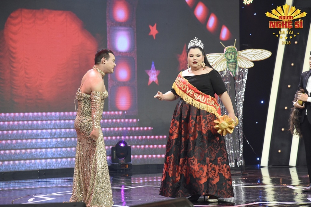 mang scandal showbiz len san khau akira phan gianh hang 3 nguoi nghe si da tai