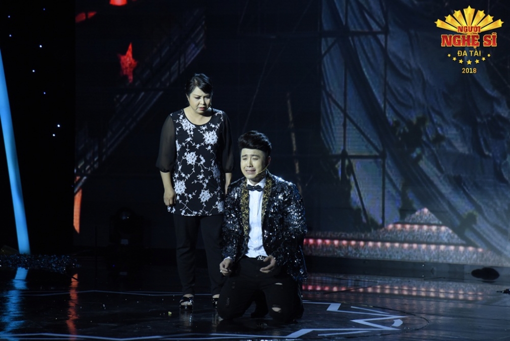 mang scandal showbiz len san khau akira phan gianh hang 3 nguoi nghe si da tai