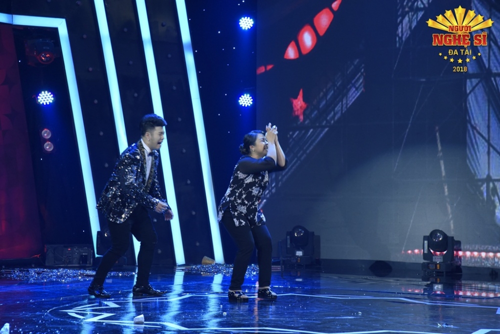 mang scandal showbiz len san khau akira phan gianh hang 3 nguoi nghe si da tai