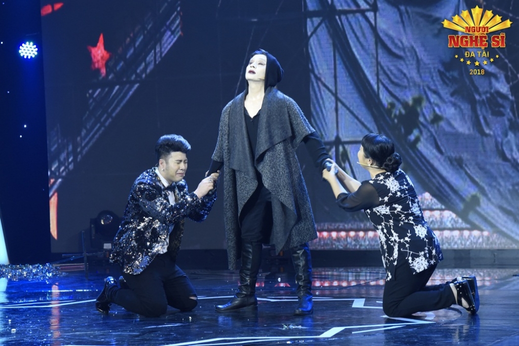 mang scandal showbiz len san khau akira phan gianh hang 3 nguoi nghe si da tai