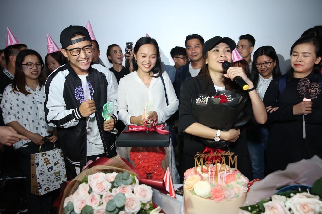 my tam roi nuoc mat khi duoc fan bi mat to chuc sinh nhat ngay trong rap phim