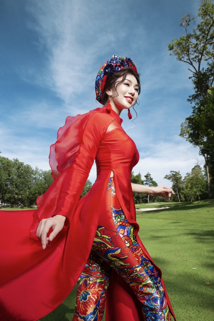 mc hai anh duyen dang voi ao dai phu quy nien hoa