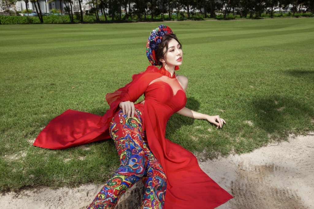 mc hai anh duyen dang voi ao dai phu quy nien hoa