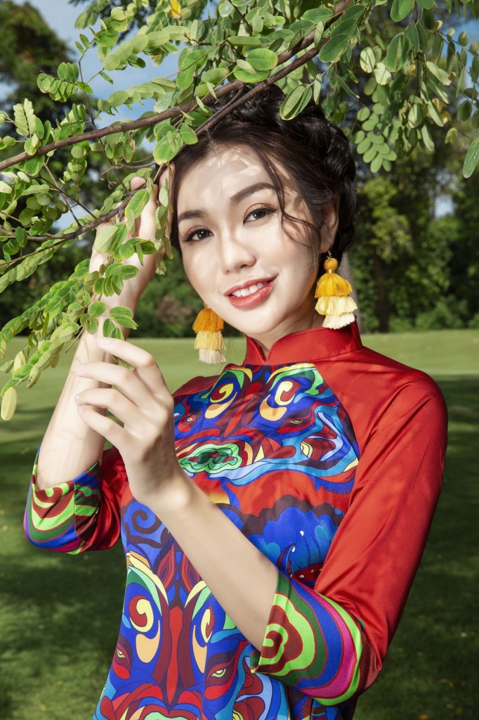 mc hai anh duyen dang voi ao dai phu quy nien hoa