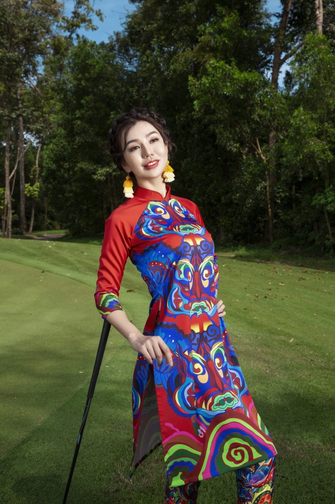 mc hai anh duyen dang voi ao dai phu quy nien hoa