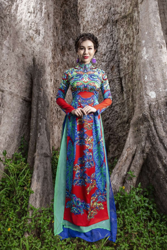 mc hai anh duyen dang voi ao dai phu quy nien hoa