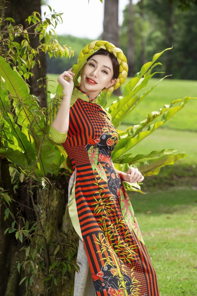 mc hai anh duyen dang voi ao dai phu quy nien hoa