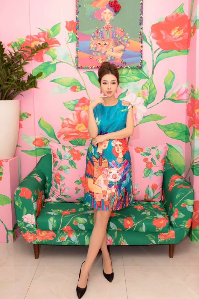 hoa hau jennifer pham dien trang phuc moi khi lam mc trong chuyen cong tac nuoc ngoai