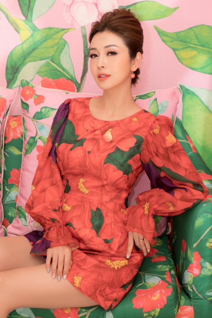 hoa hau jennifer pham dien trang phuc moi khi lam mc trong chuyen cong tac nuoc ngoai