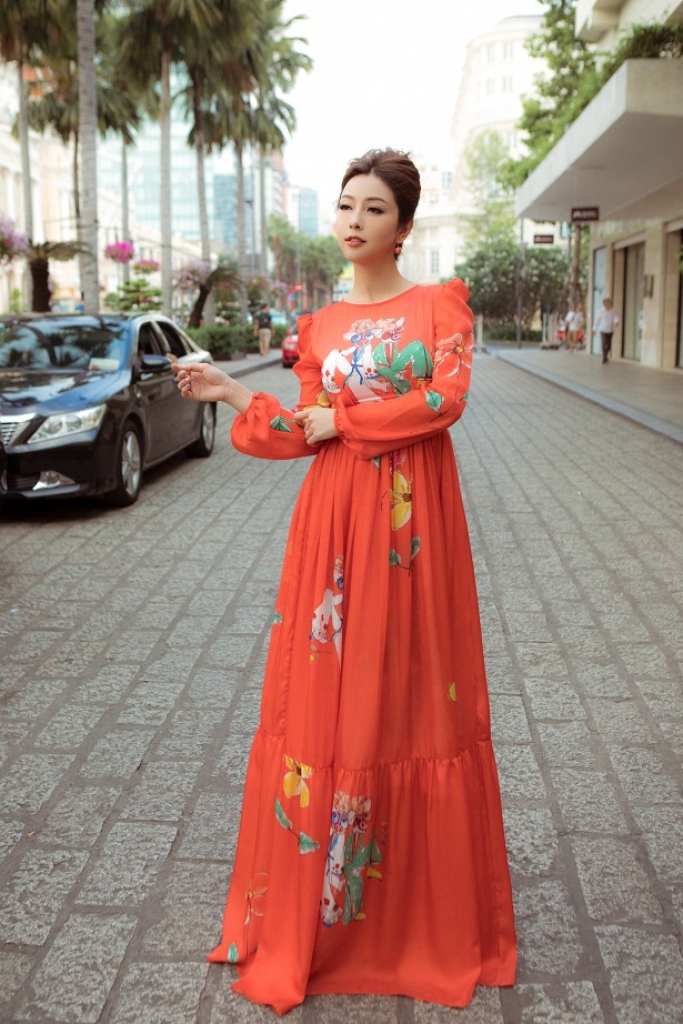 hoa hau jennifer pham dien trang phuc moi khi lam mc trong chuyen cong tac nuoc ngoai