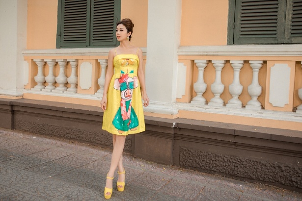 hoa hau jennifer pham dien trang phuc moi khi lam mc trong chuyen cong tac nuoc ngoai