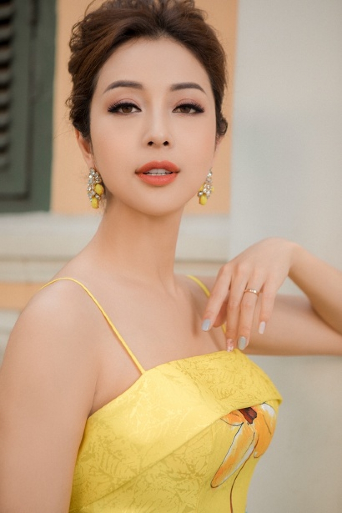 hoa hau jennifer pham dien trang phuc moi khi lam mc trong chuyen cong tac nuoc ngoai