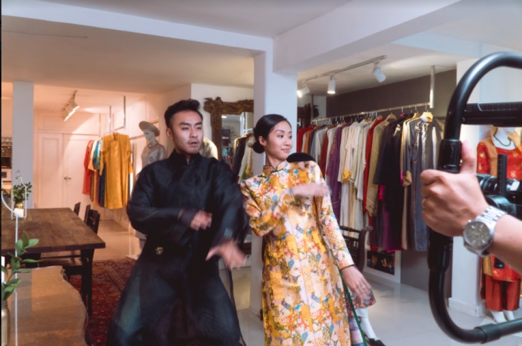 ngam suboi khac la trong trang phuc ao dai co truyen