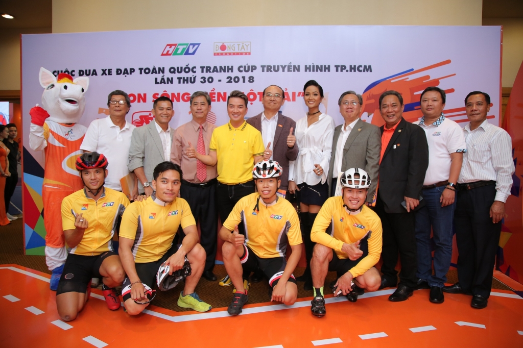 vi qua yeu cup truyen hinh mr dam da tu lam nhac hoa am khi the hien ca khuc chu de cua cuoc dua
