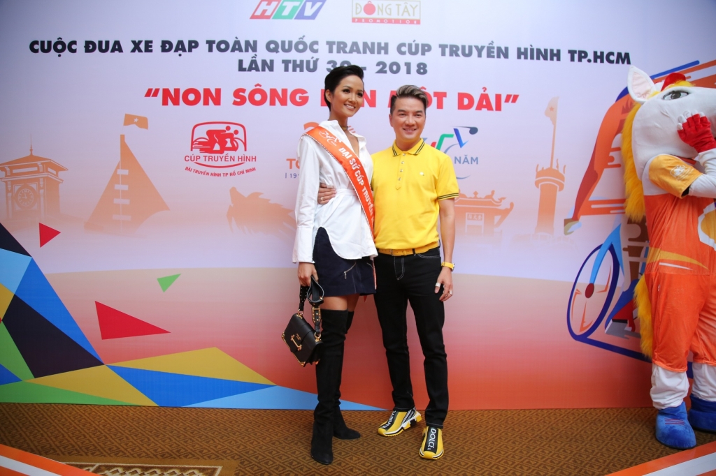 vi qua yeu cup truyen hinh mr dam da tu lam nhac hoa am khi the hien ca khuc chu de cua cuoc dua