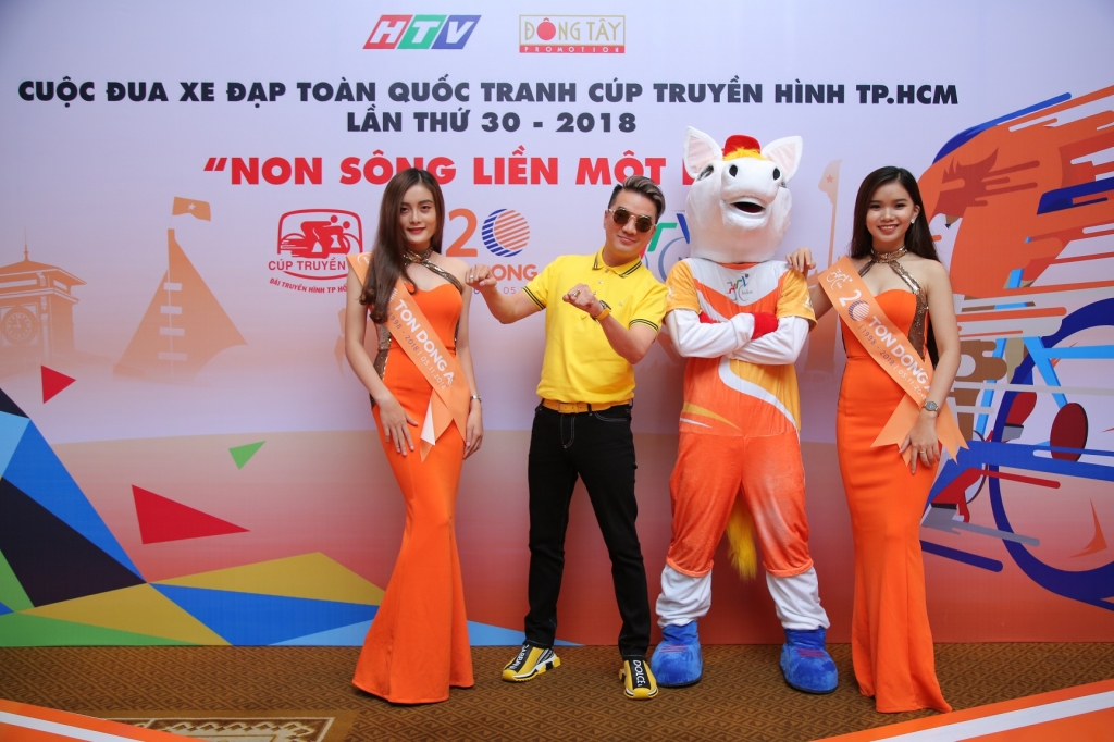 vi qua yeu cup truyen hinh mr dam da tu lam nhac hoa am khi the hien ca khuc chu de cua cuoc dua