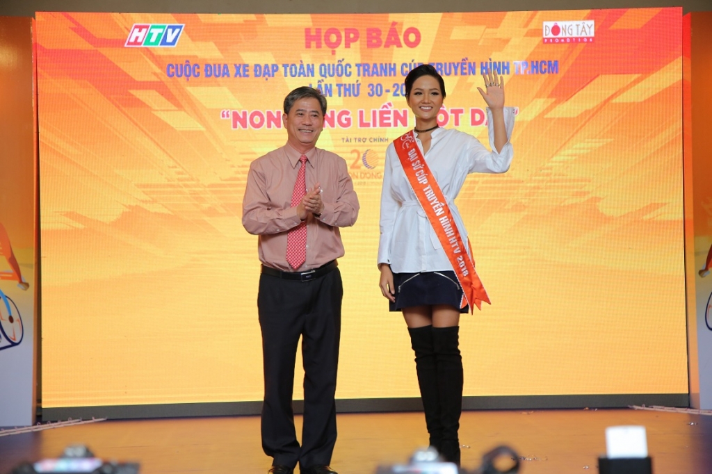 vi qua yeu cup truyen hinh mr dam da tu lam nhac hoa am khi the hien ca khuc chu de cua cuoc dua