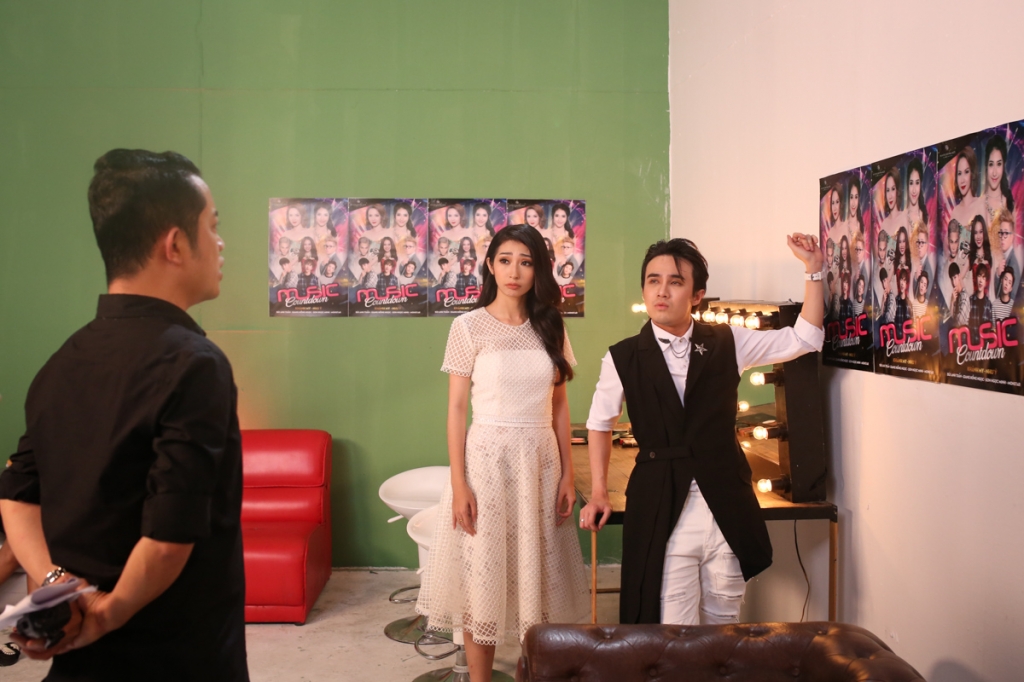 yen trang huy show vi hinh khong tu quynh ngang hang tren poster