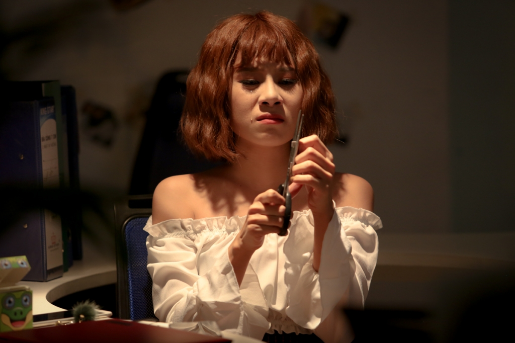 yen trang huy show vi hinh khong tu quynh ngang hang tren poster