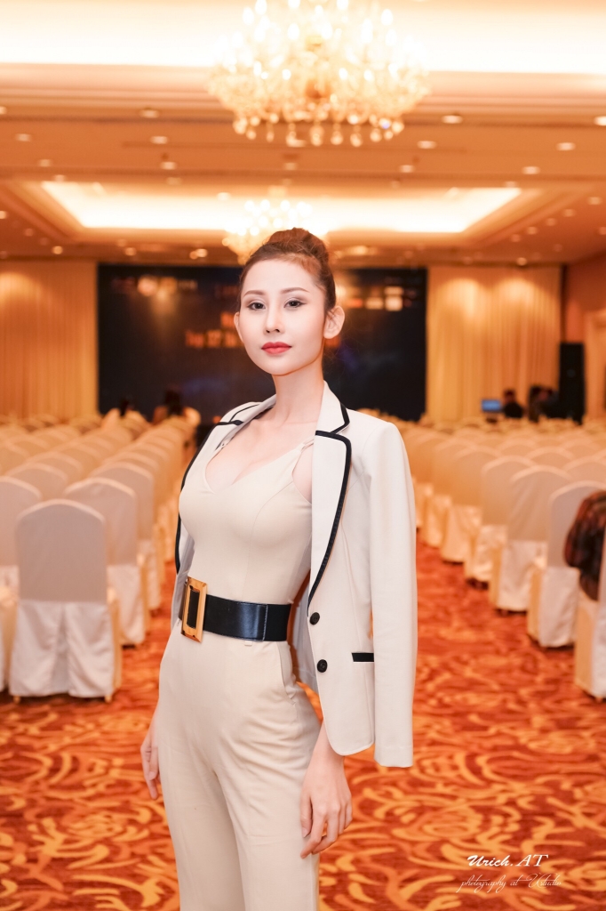 a khoi duyen dang ao dai chi nguyen guong mat sang gia tai cuoc thi nguoi mau thoi trang