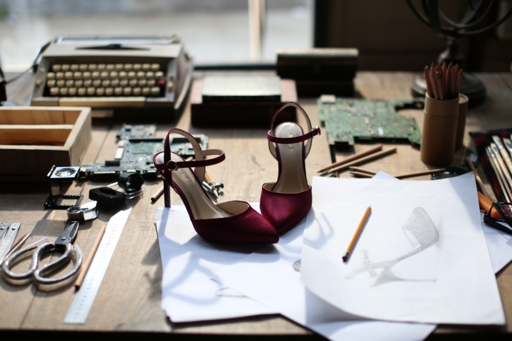 dan nguoi dep viet dung ngoi khong yen khi juno ra mat giay chong e trong dip ca thang tu