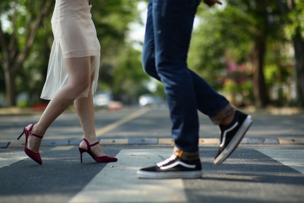 dan nguoi dep viet dung ngoi khong yen khi juno ra mat giay chong e trong dip ca thang tu