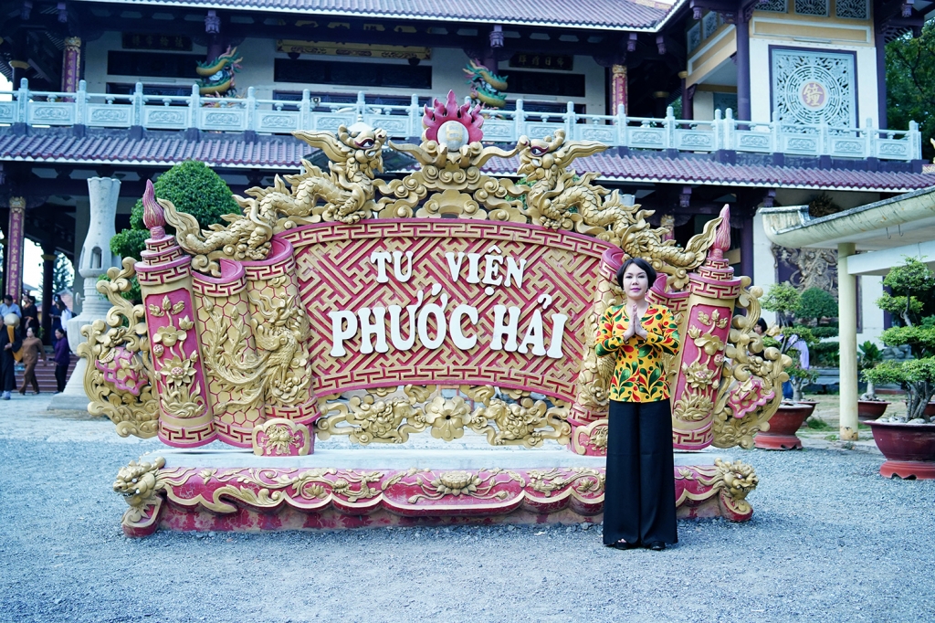 viet huong la lam trong mai toc ngan di hanh huong dau nam