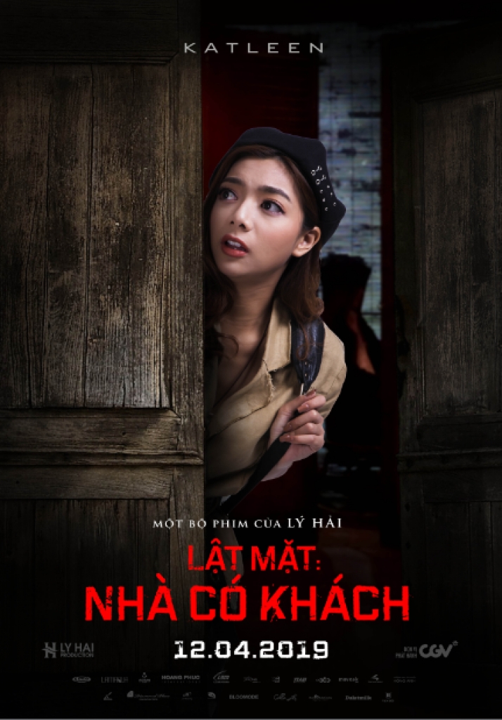 bom tan viet thang 4 lat mat nha co khach tung bo poster nhan vat gay to mo voi hinh anh khach sau canh cua